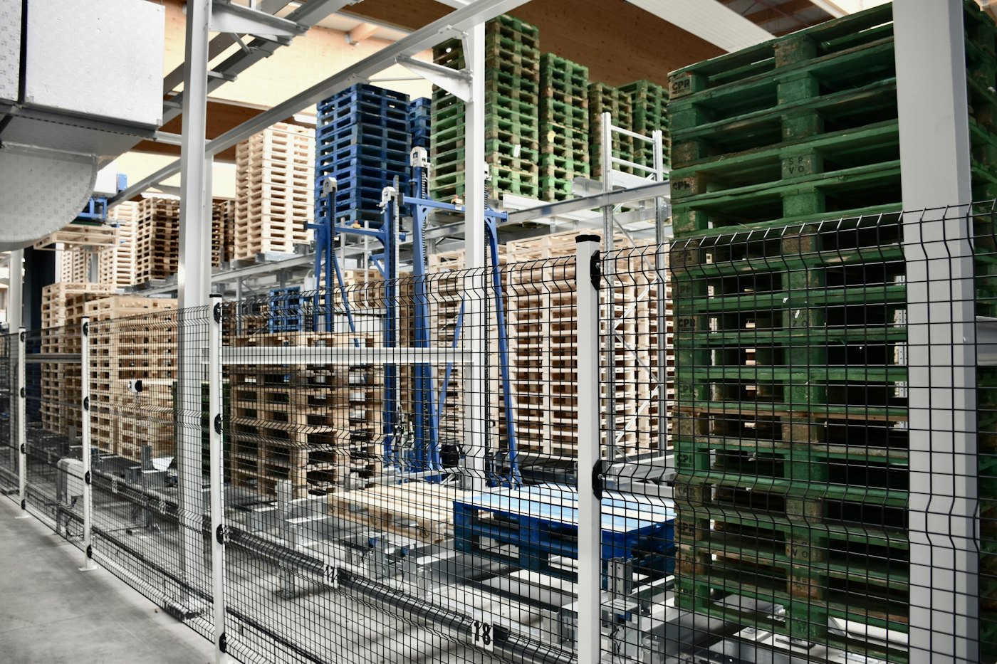 Palletised goods in a large automated warehouse